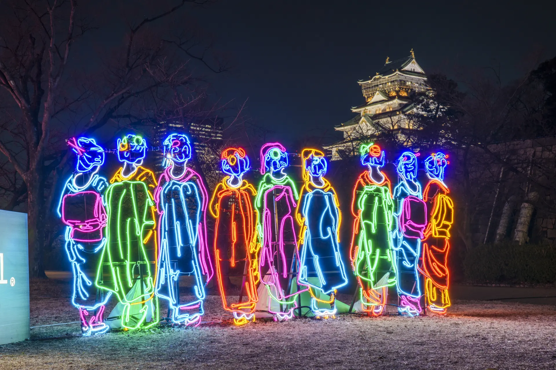 LEDアートの舞妓の背景に照らされる天守閣