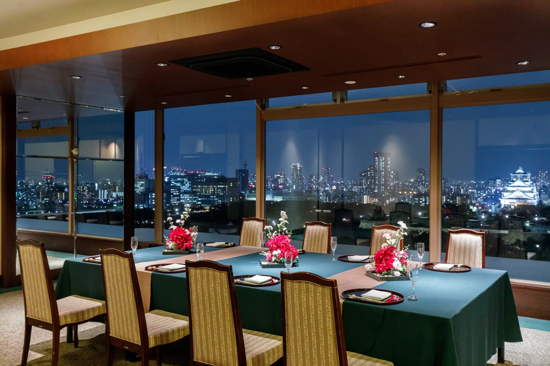 大阪城公園に隣接し、四季折々の景観を楽しめるホテル