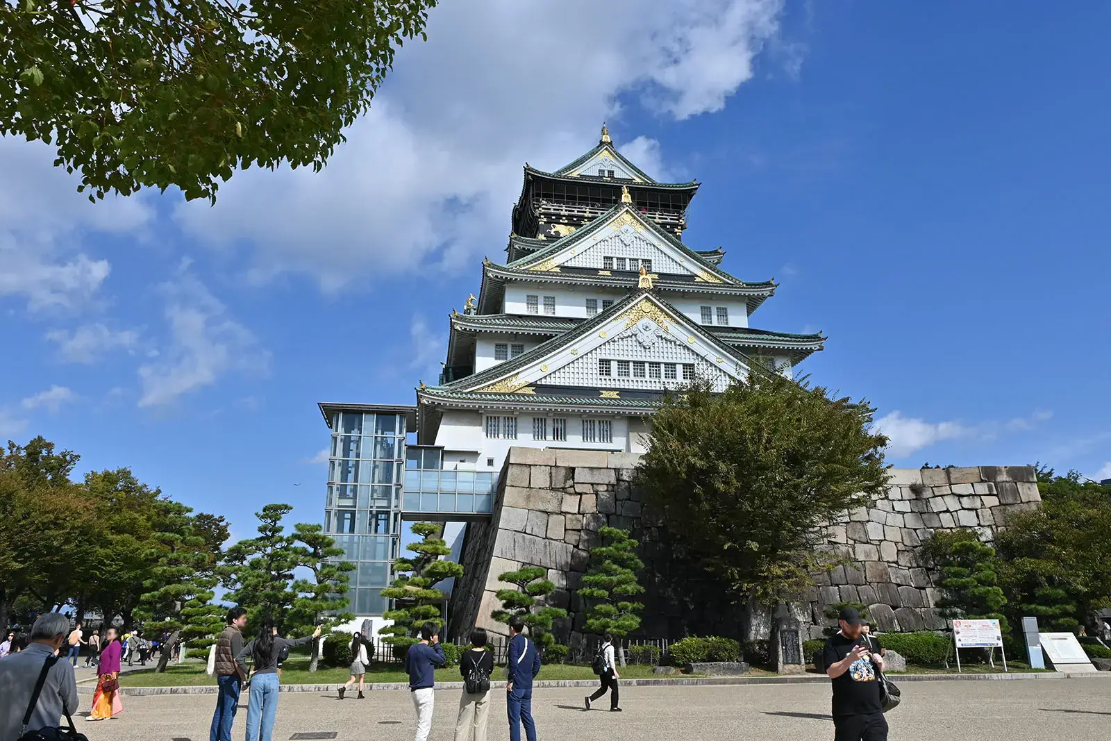 搭乘左手邊可見的電梯向上移動，再利用城內的電梯即可輕鬆登上天守閣！