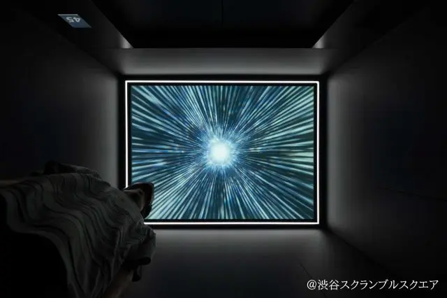 盡情享受搭乘電扶梯和電梯時的演出吧