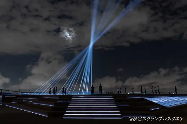 日落後進行的聲光表演空間也不容錯過