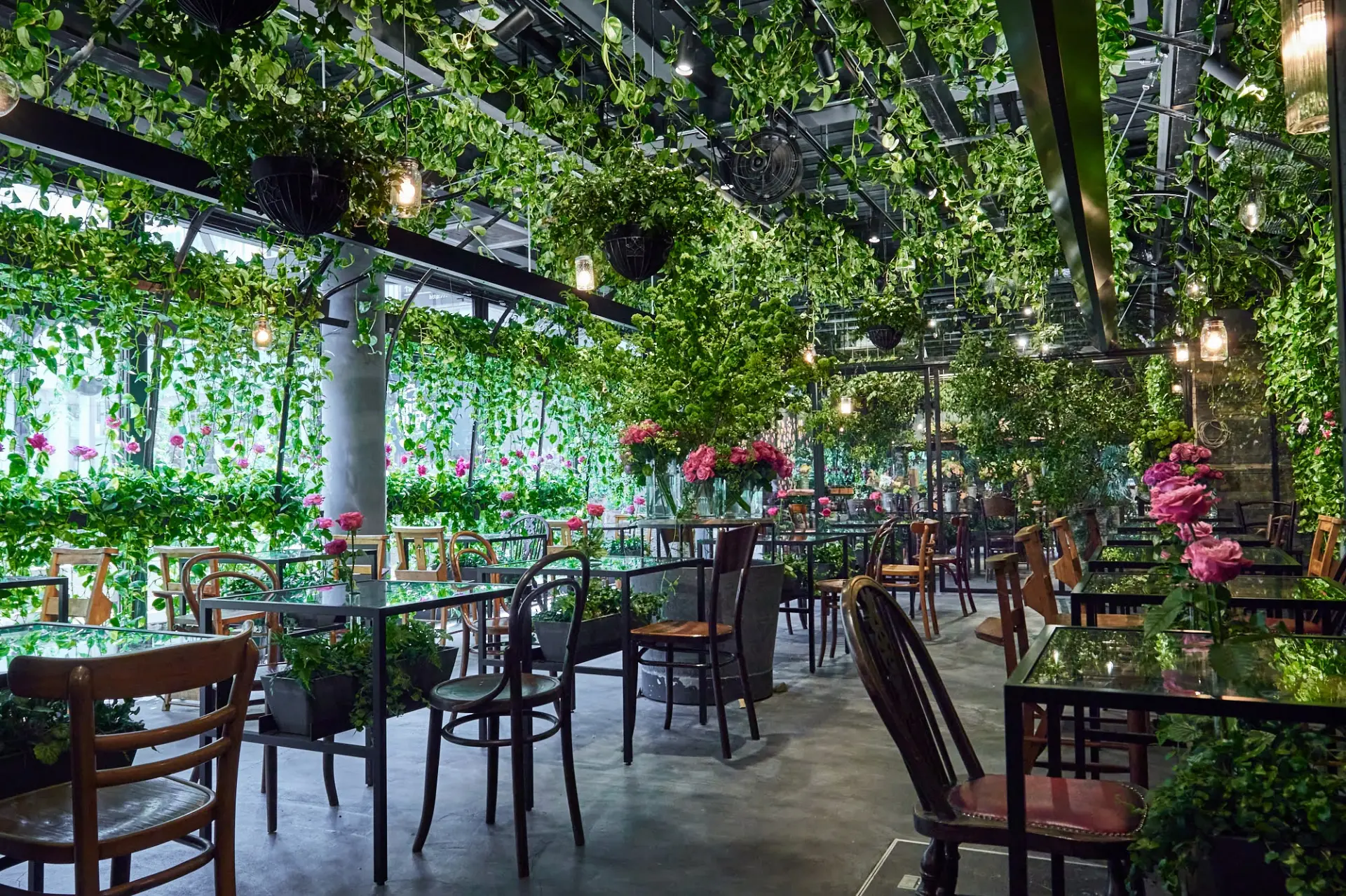 緑と花に囲まれた癒やしの空間で、心躍るティータイムを