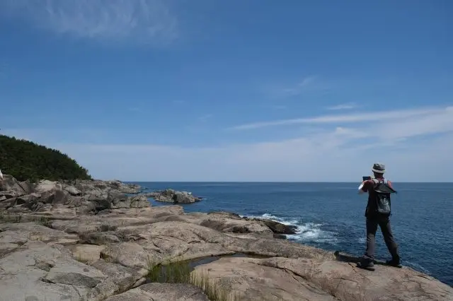 Views overlooking the Pacific Ocean from [Samurai Rock](/en/directory/item/14713/) on the Kuji City route (Iwate Prefecture)