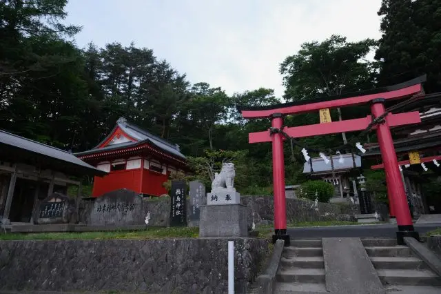 The red building on the left side of the Torii gate is the Kagura Hall where dances are showcased during the annual May festival. Processional performances occur from January to March.