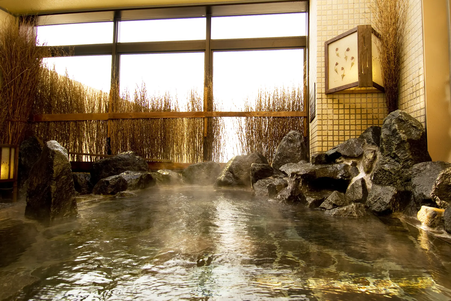 最上階には開放的な露天風呂も！美食と温泉で旅の疲れを癒す