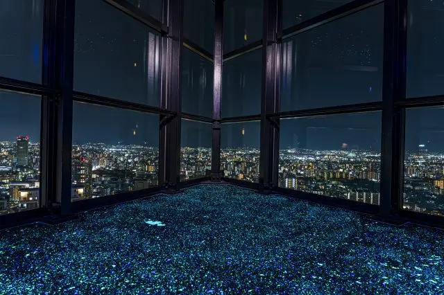 在「霓虹彩灯」留下梦幻般的纪念照吧