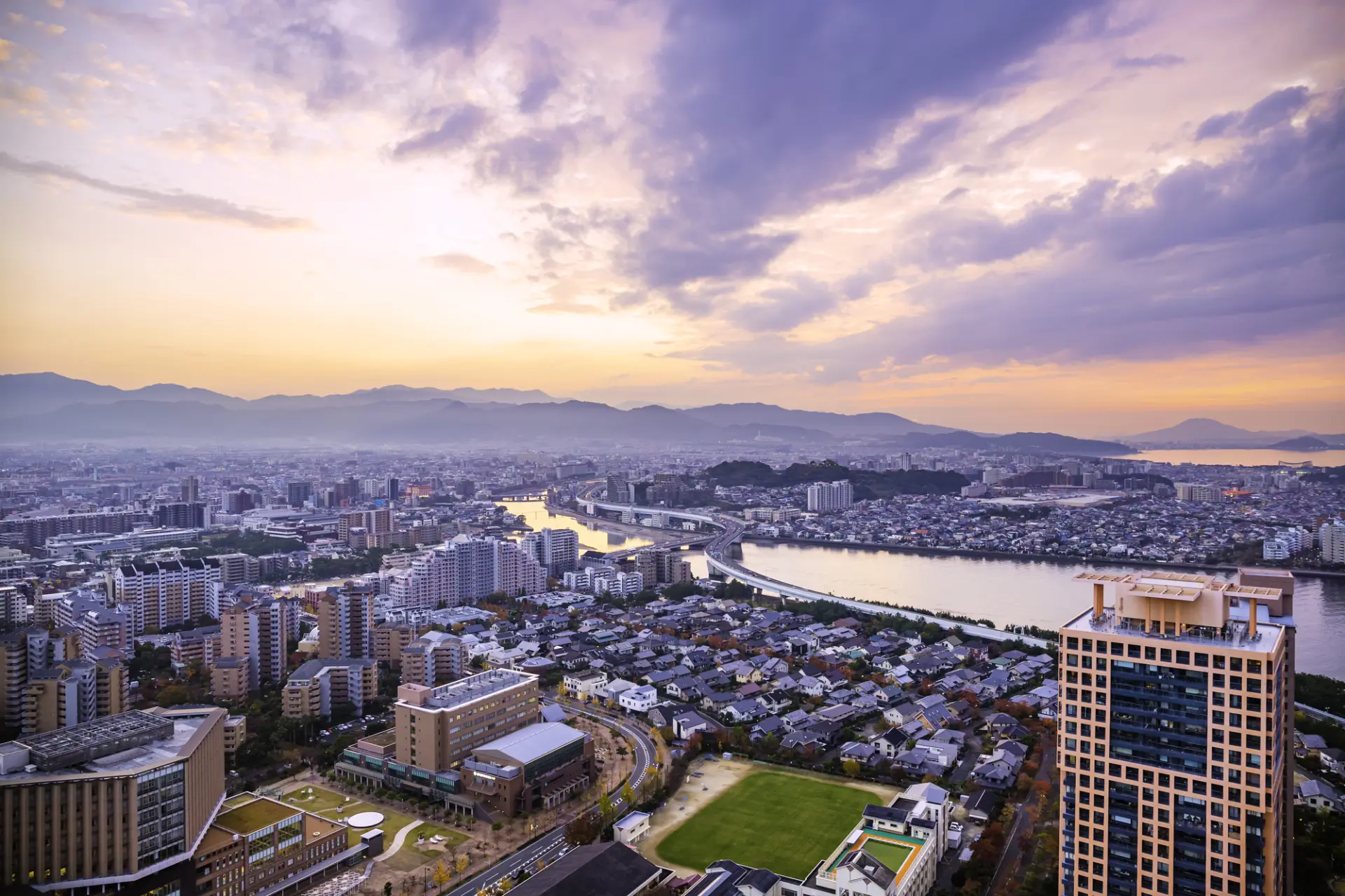 傍晚：博多灣與市區交織的絕美夕景