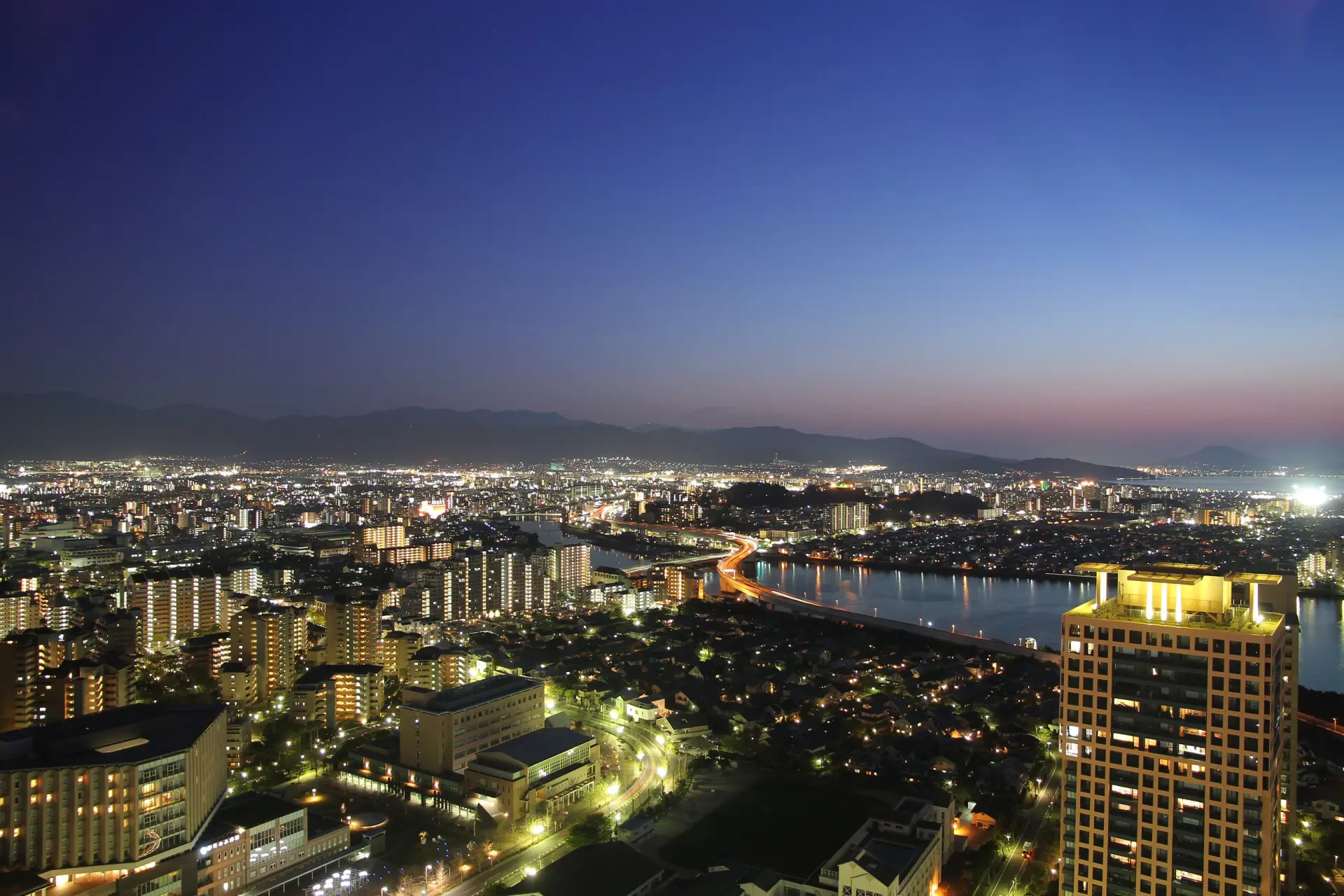夜晚：入選「日本夜景100選」的福岡塔夜景