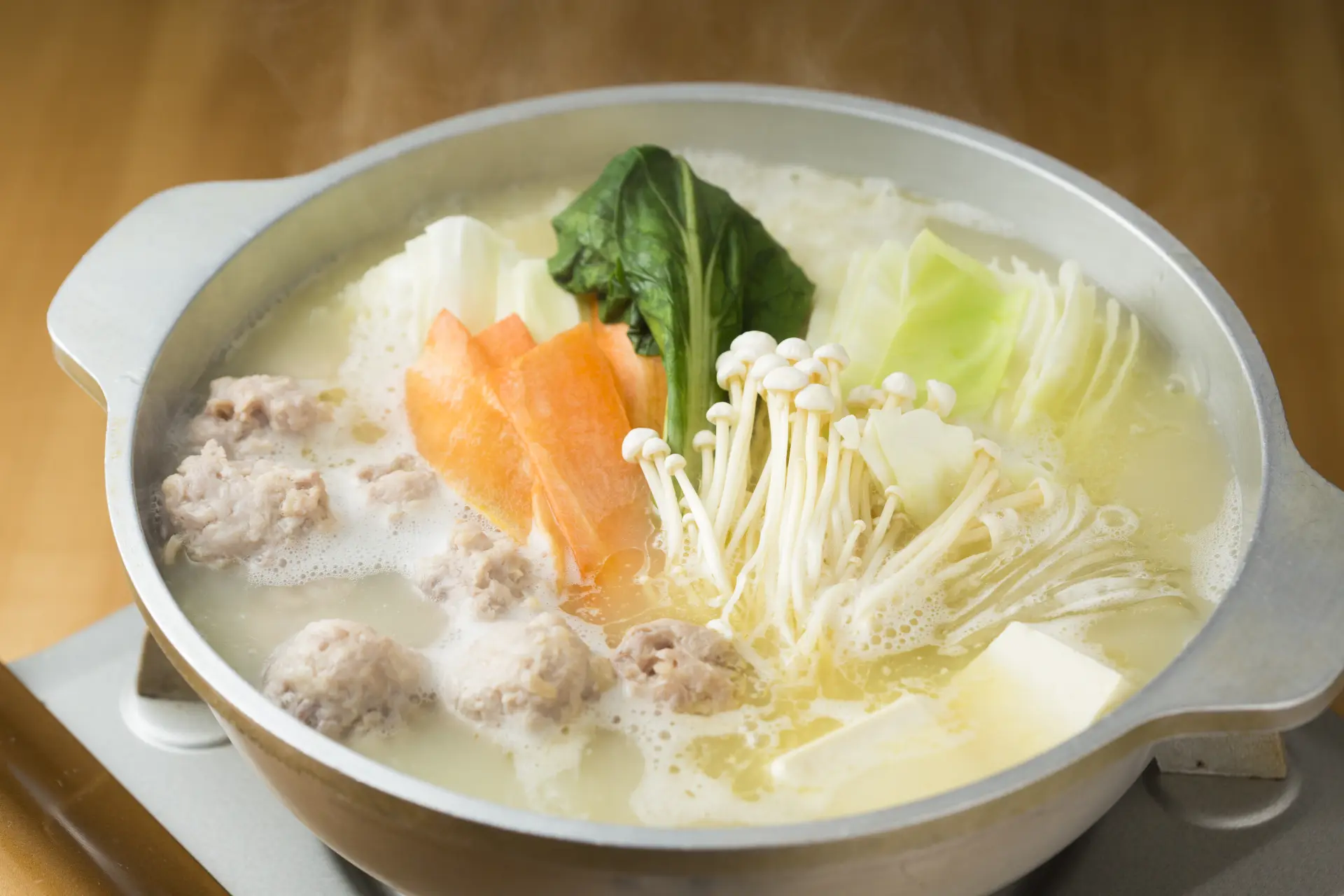 鶏の旨みが凝縮！博多伝統の鍋料理「水炊き」