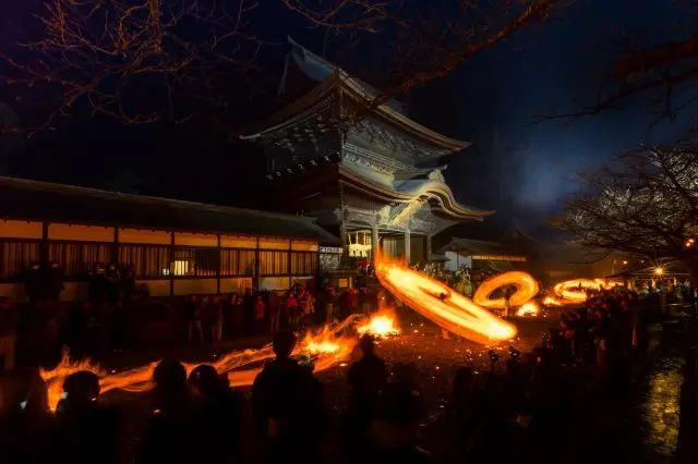 若能調整旅行時間，務必前往觀賞「火振神事」