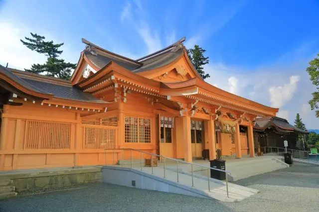 務必儘早前往嶄新如初的「拜殿」，盡情享受美麗的木材色澤和飄散在空氣中的檜木香氣