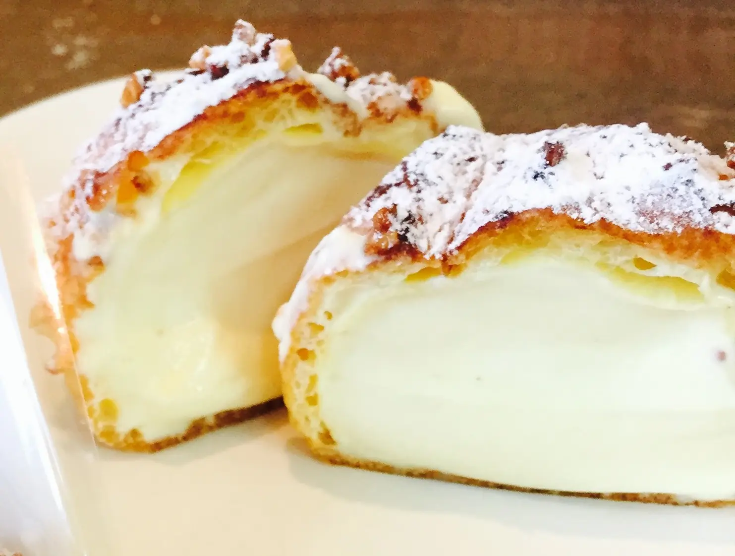 濃厚な生カスタードクリームがたっぷり詰まった「たのシュー」が名物