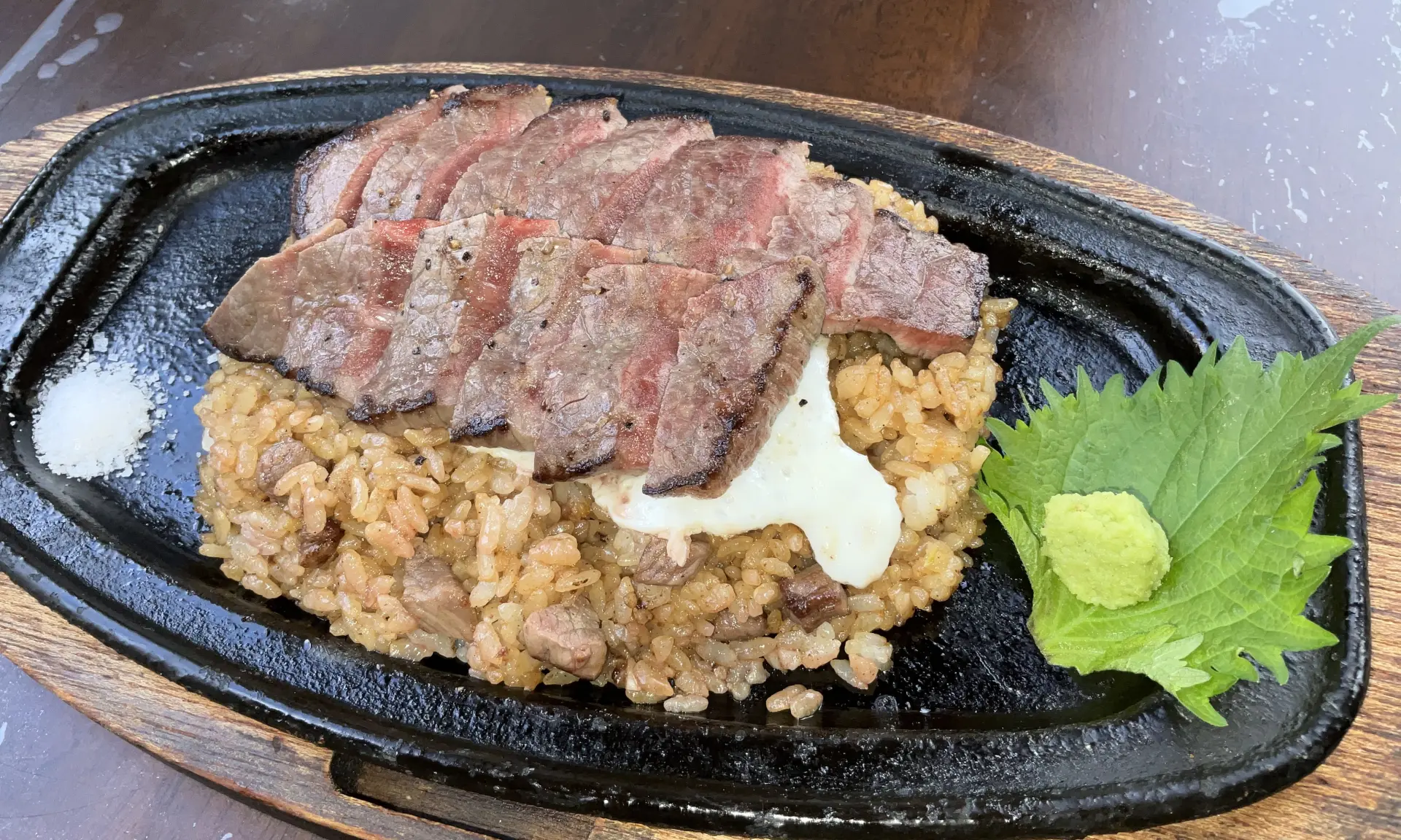 阿蘇名産「あか牛」のステーキがのったガーリックライスが人気