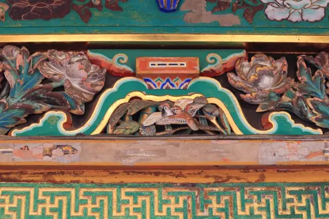 眠猫的背面雕刻著兩隻麻雀