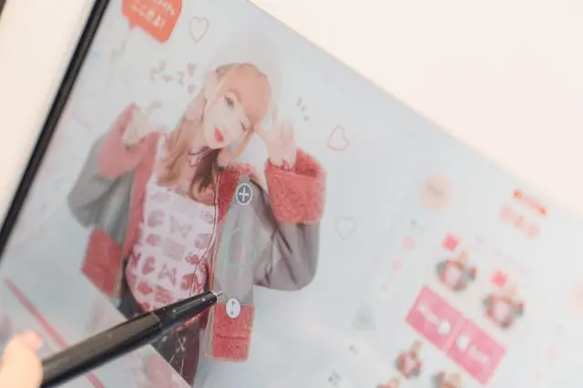 與朋友在拍貼機拍了照片後，再施以可愛的加工與裝飾吧～