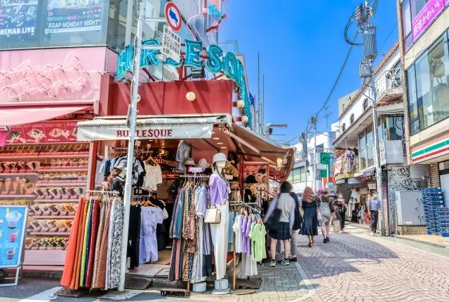 挑戰穿戴色彩繽紛的「原宿系」時尚，在竹下通逛街吧～