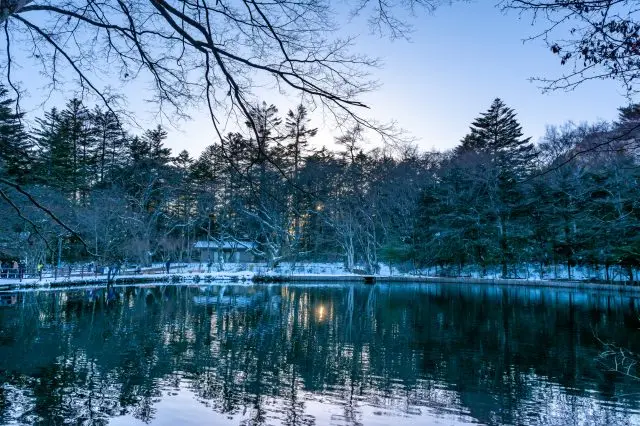 雪化粧をした「雲場池」では、神秘的な景観を堪能できる