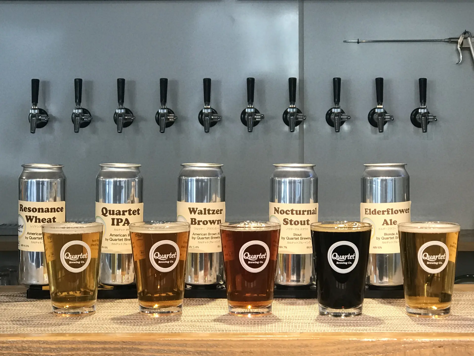 オリジナルビールを含む10種類のビールが楽しめるブルワリーに併設されたタップルーム