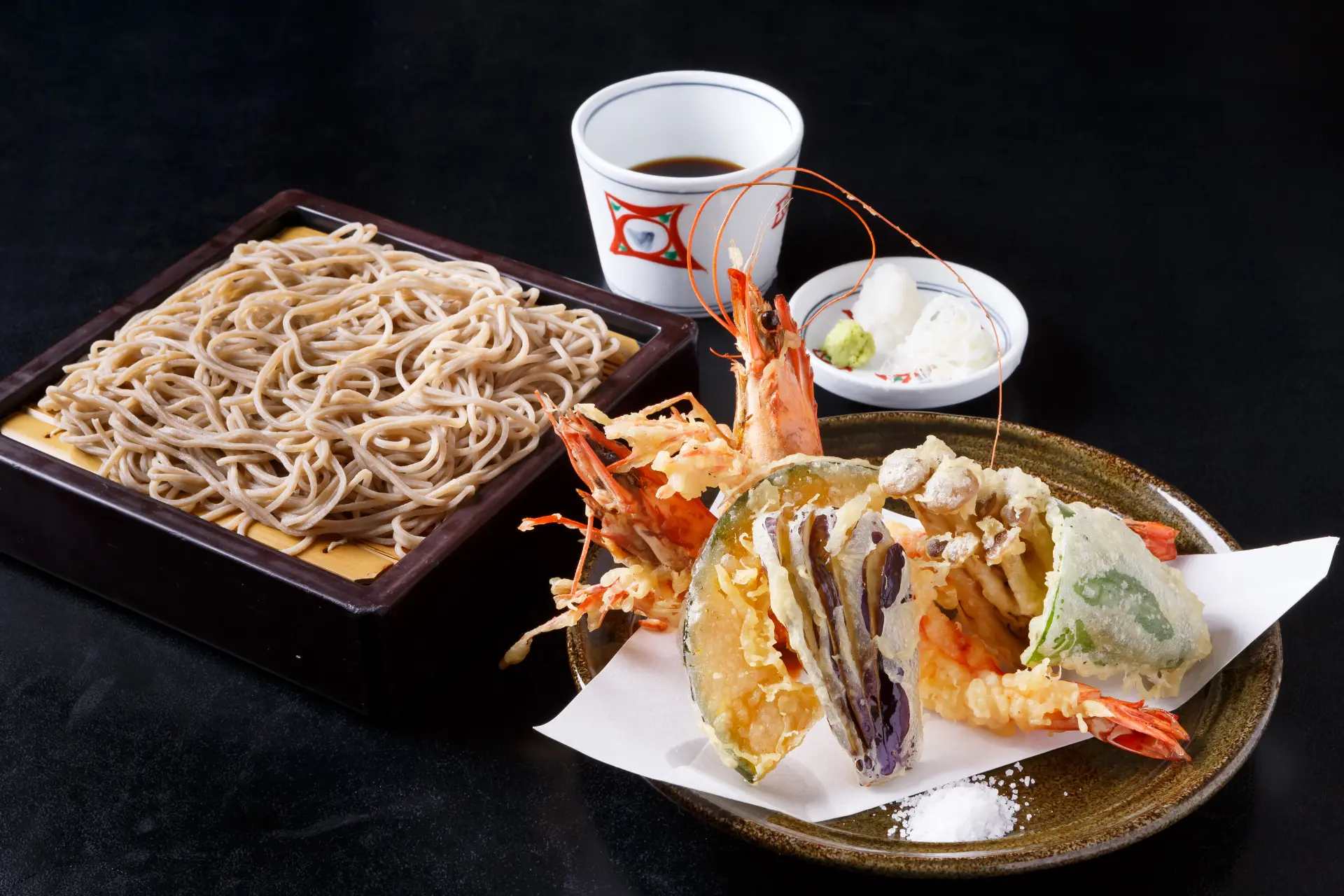 一品料理や地酒も種類豊富に揃う、ジャズの流れるモダンな空間で香り高いそばを堪能