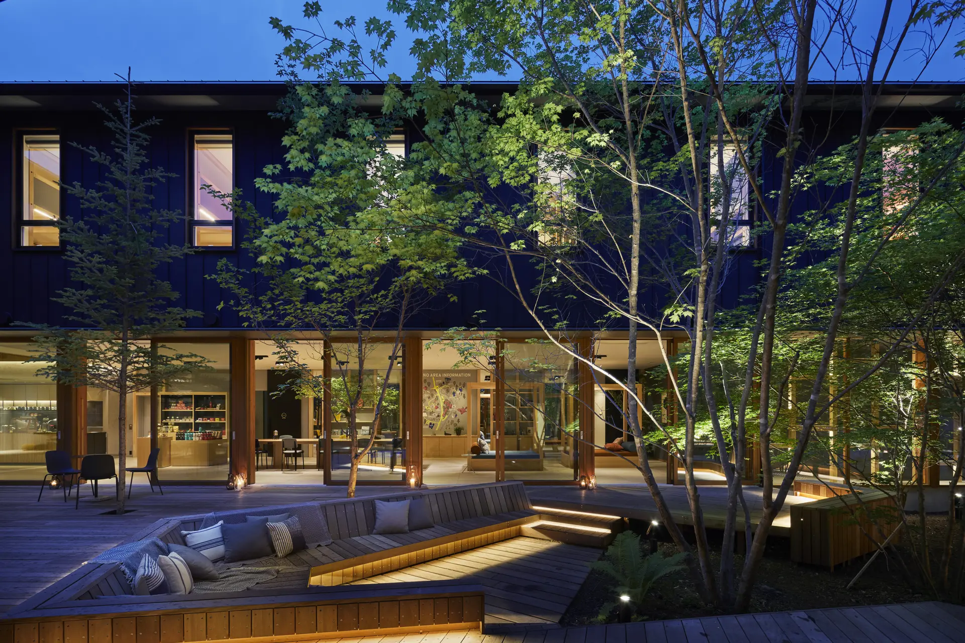 24時間オープン、持ち込み推奨のラウンジで「居酒屋以上、旅未満」の自由な滞在