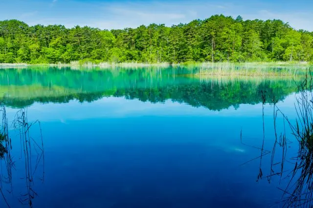 美しい色彩の湖面と周囲の自然景観に心癒されるはずだ