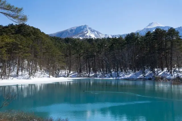 1箇所ではなく、色んな場所から湖面の色を見比べてみよう