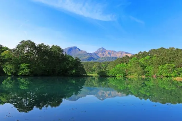毘沙門沼越しに見える火口は大迫力だ