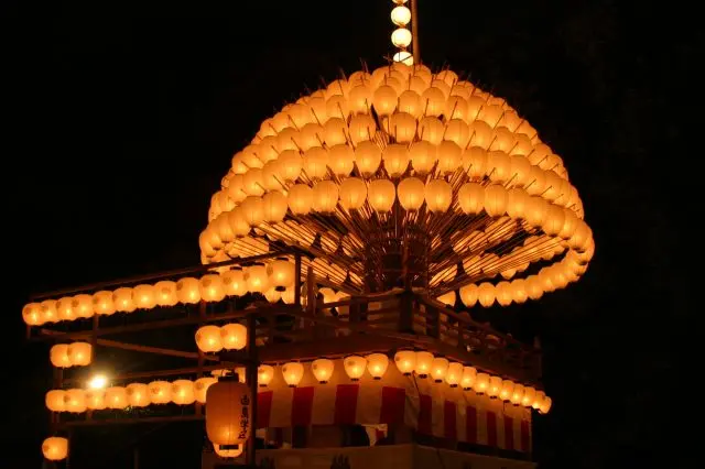 每年的夏季熱田神宮的盛大祭典「熱田祭」，吊掛著無數燈籠的「獻燈卷蒿」被點亮的景象是必看！