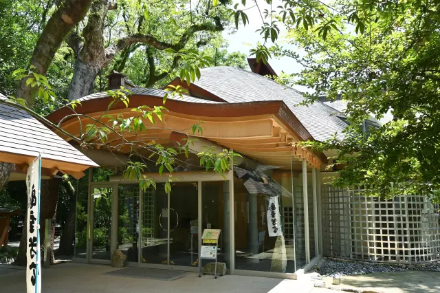 貴重な刀剣が展示されている「草薙館」もセットで観光しよう