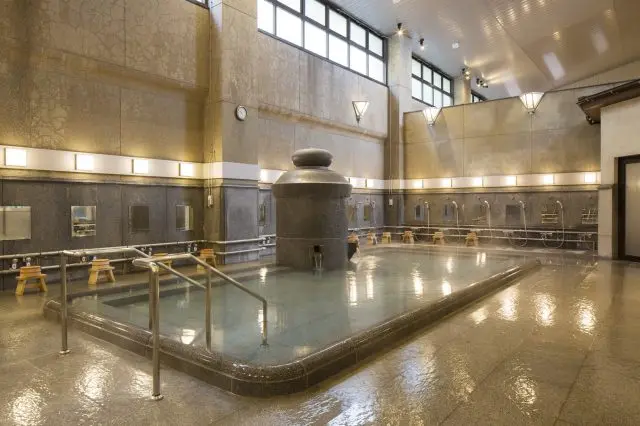 本館とは異なる趣で源泉かけ流しが楽しめる、「道後温泉本館」の姉妹館