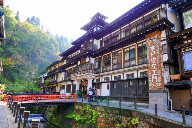 映画に登場する「油屋」と雰囲気が似ていることで有名な「能登屋旅館」