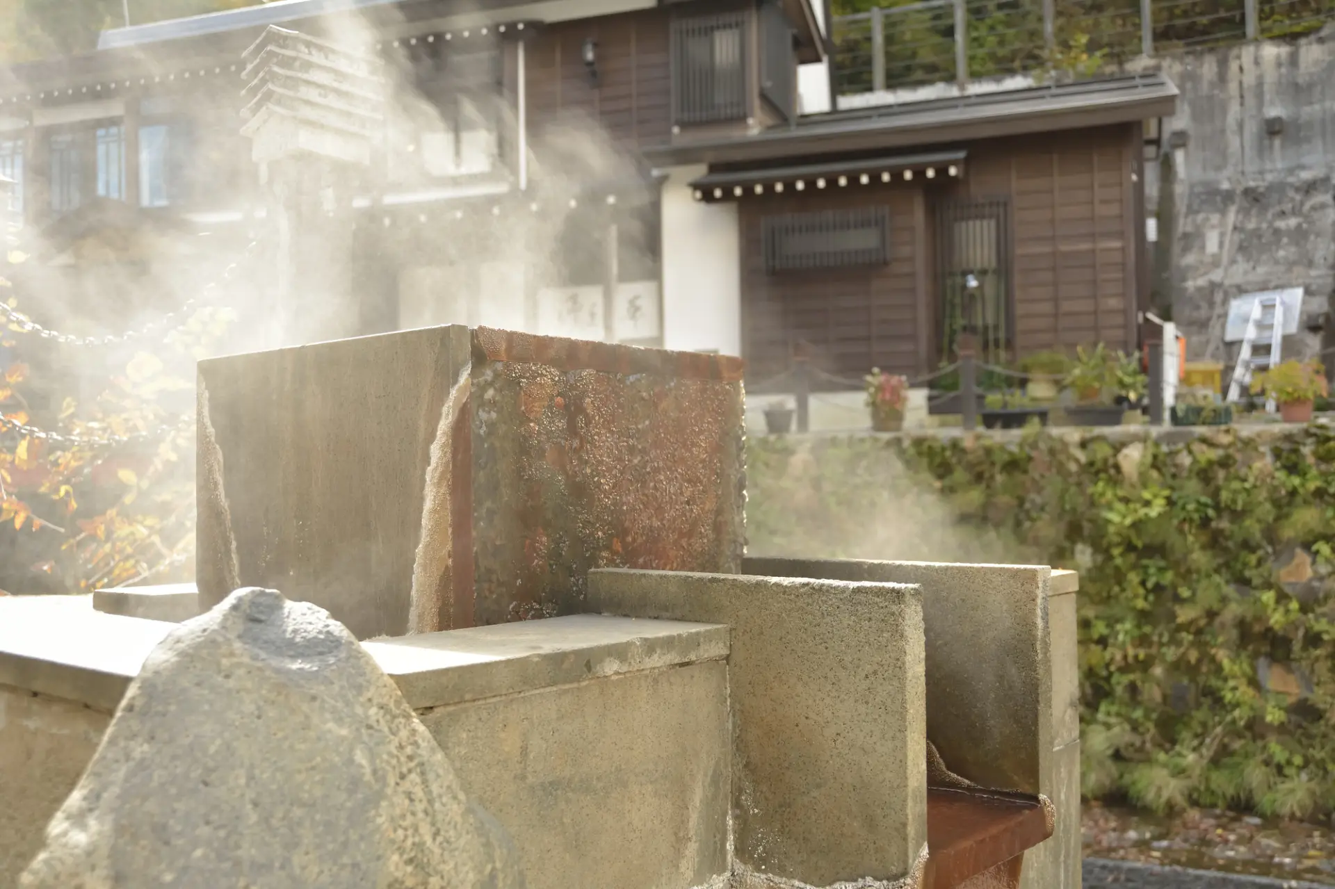 情緒ある銀山温泉の湯煙り