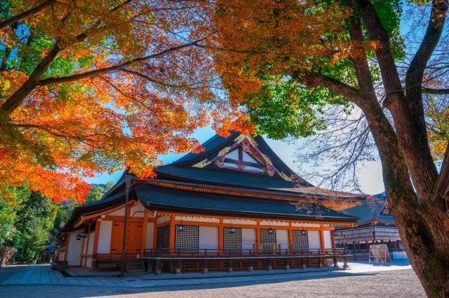 紅葉で紅く染められた境内も魅力的だ