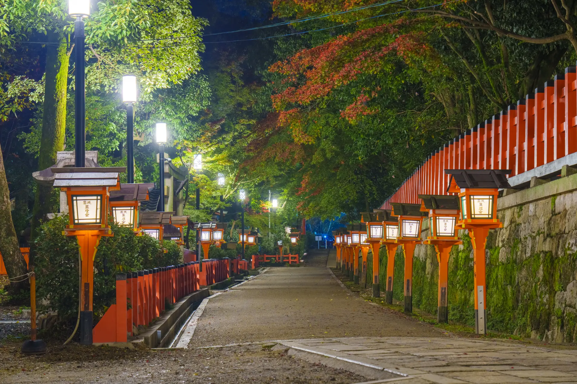 夜晚的八坂神社「万灯籠」