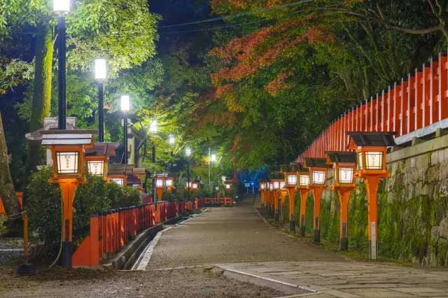 京都　夜の八坂神社　万灯籠