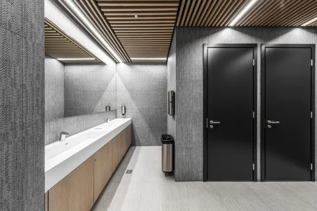 With so many clean and free public toilets available, travelers can journey with ease.