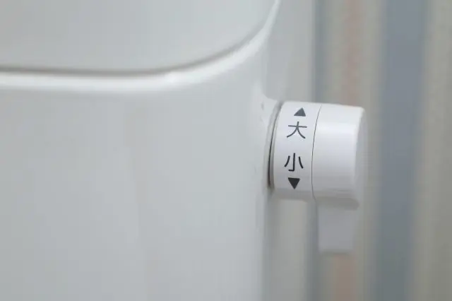 For instance, in this photo: For solids, turn the lever up; for liquids, turn it backward.