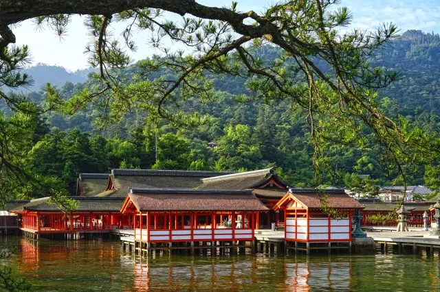 嚴島神社與周圍的自然景觀融為一體，形成令人心馳神往的美景