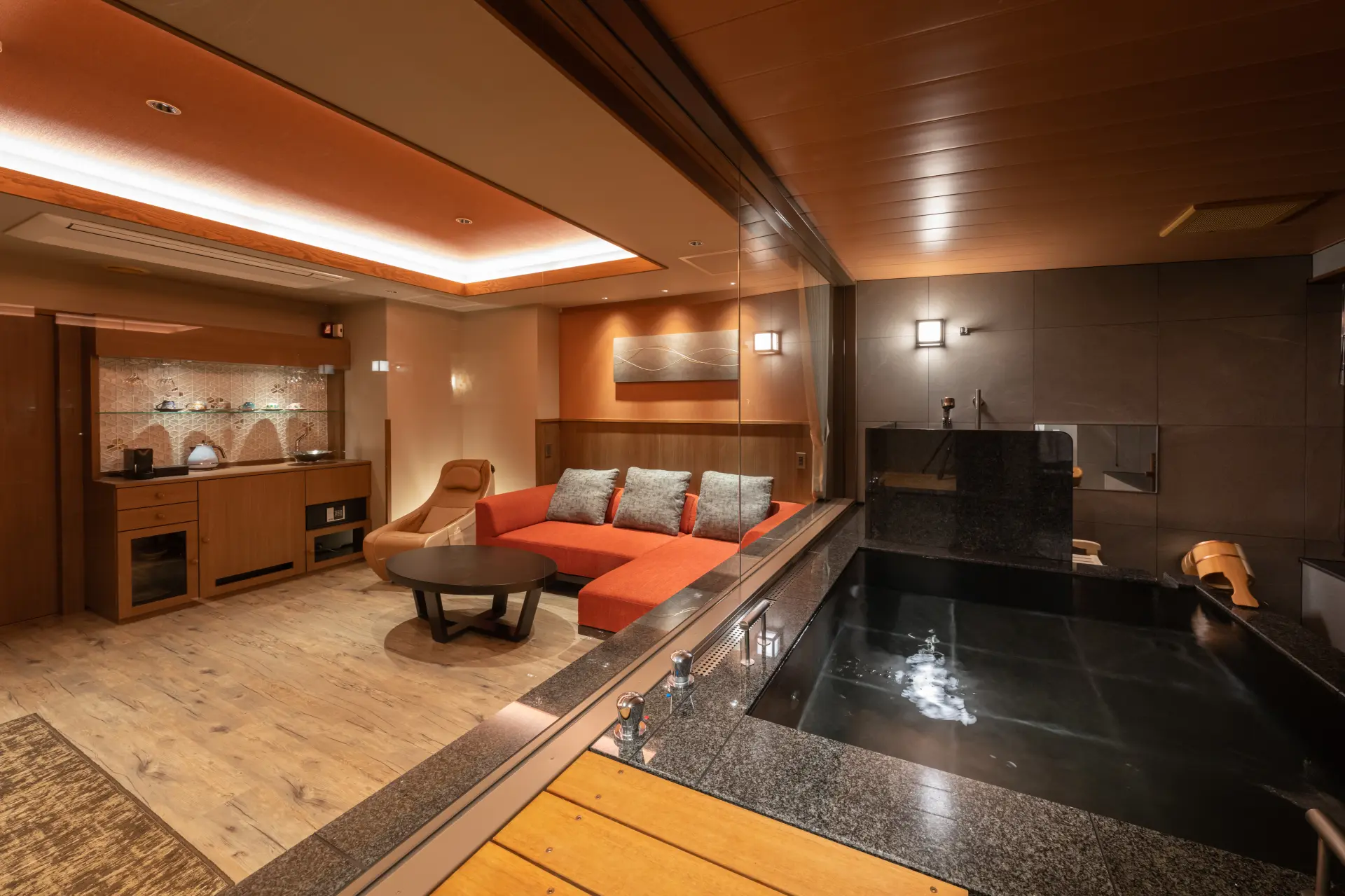 世界遺産の島で、天然温泉にくつろぐ優雅なステイ