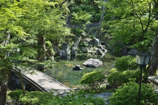 在庭園內悠閒地漫步，細細感受這充滿風情的空間吧