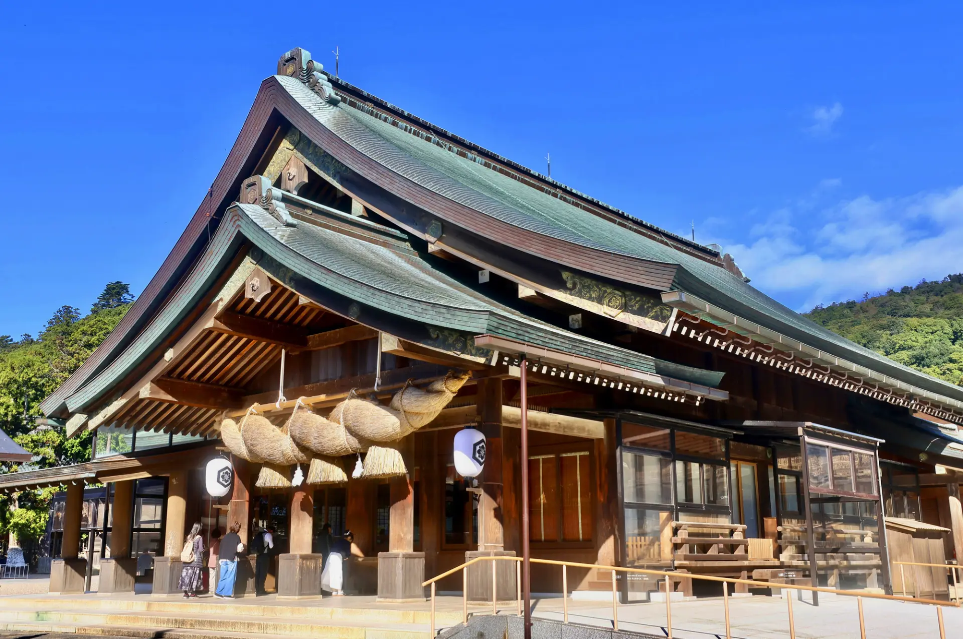 戦後最大の木造神社建築と独特な建築様式を持つ拝殿