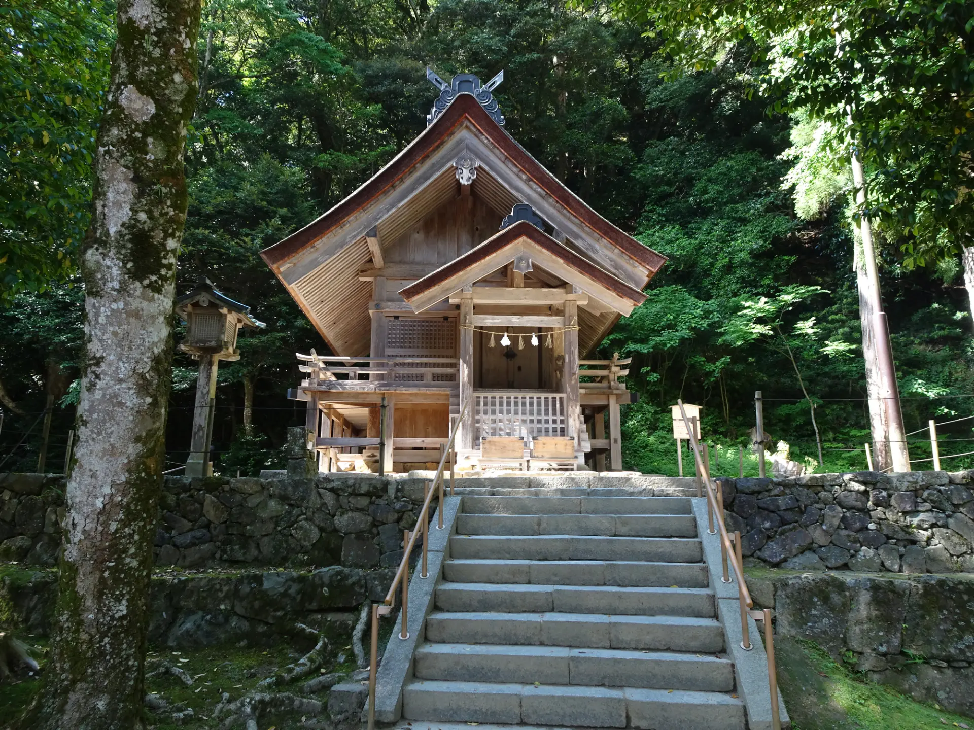 御本殿の真裏にある素鵞社