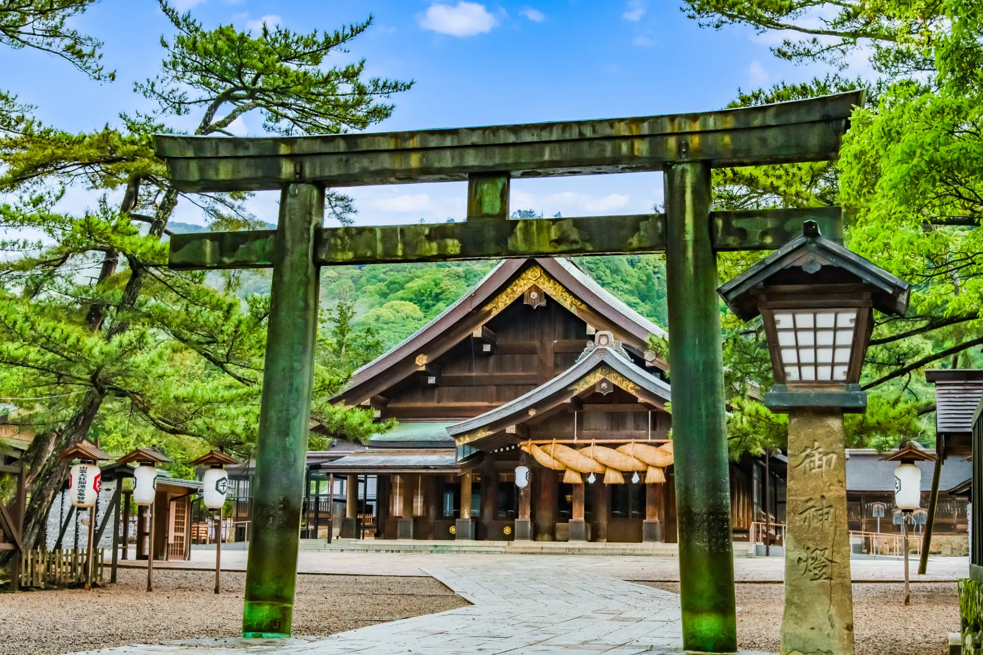 重厚感と独特の風合いの銅鳥居