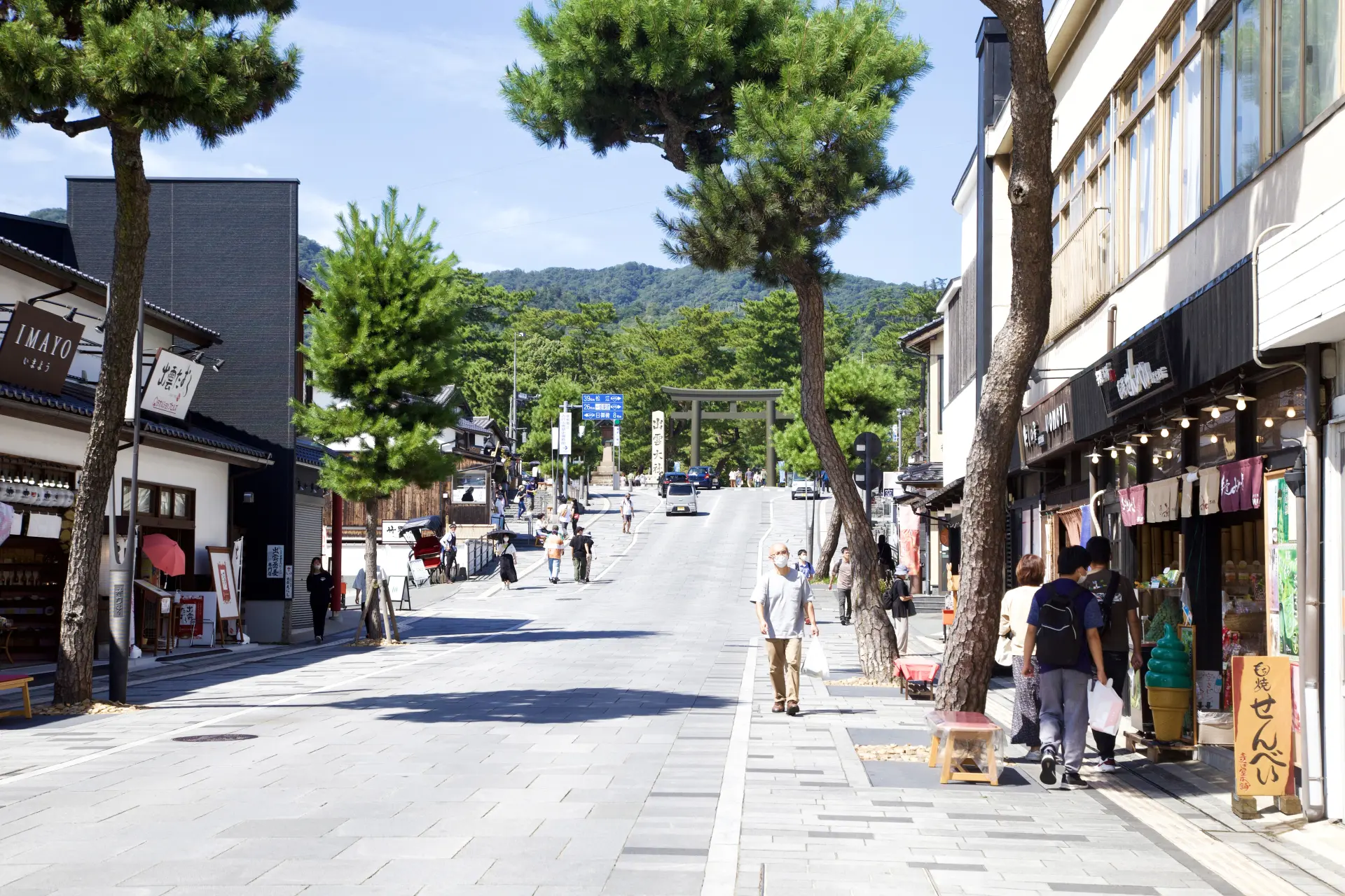 出雲そばや土産物店などが軒を連ねる、出雲大社の表参道