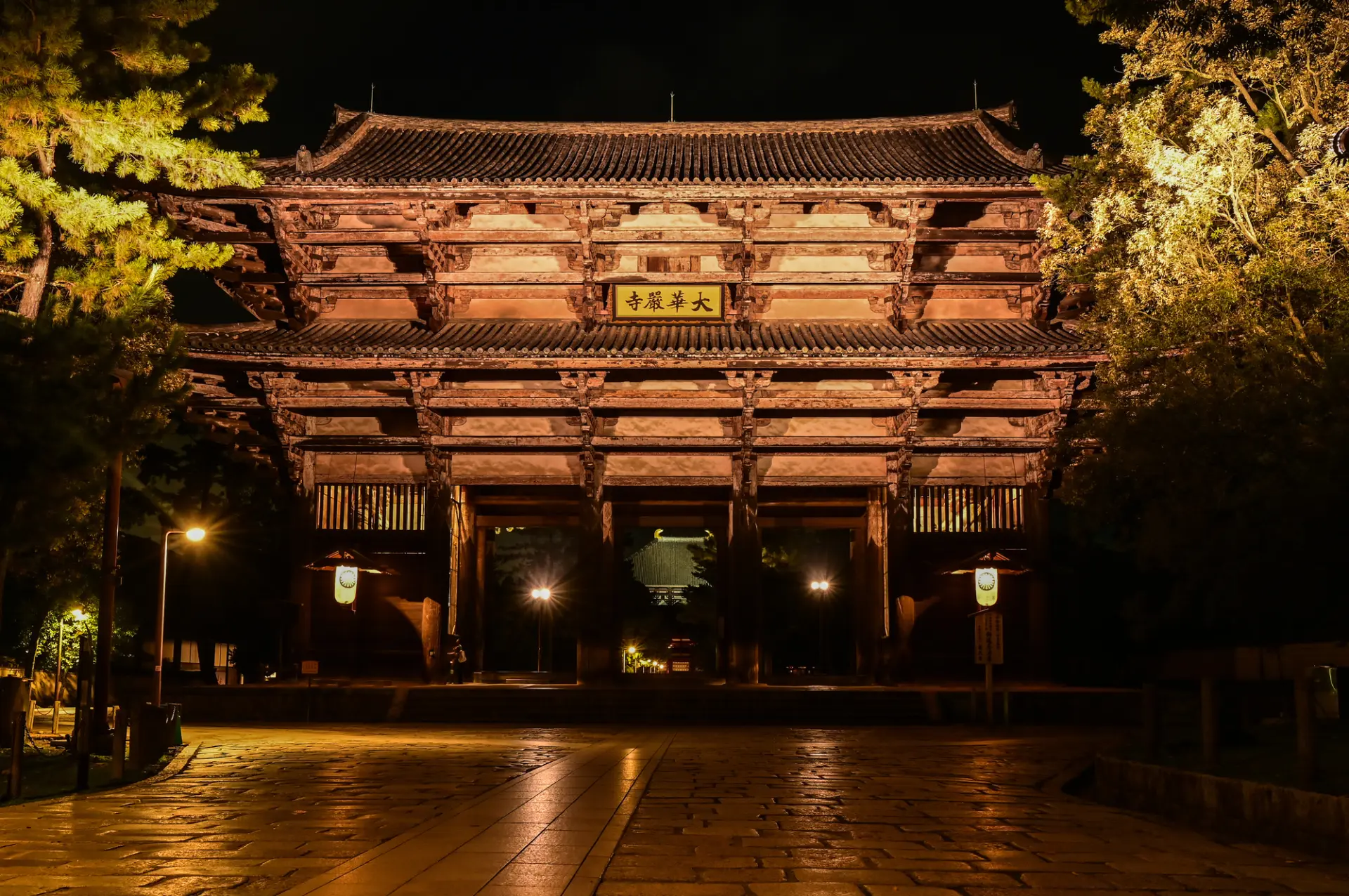 Todai-ji Temple’s Nandaimon Gate beautifully lit up