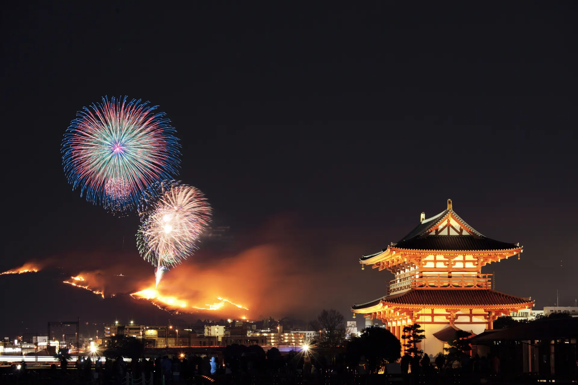 A traditional event that colors Nara’s night sky with fireworks and flames