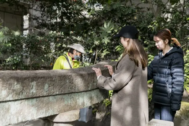 僅露出頂部的神社鳥居，將火山噴發的歷史傳予後世