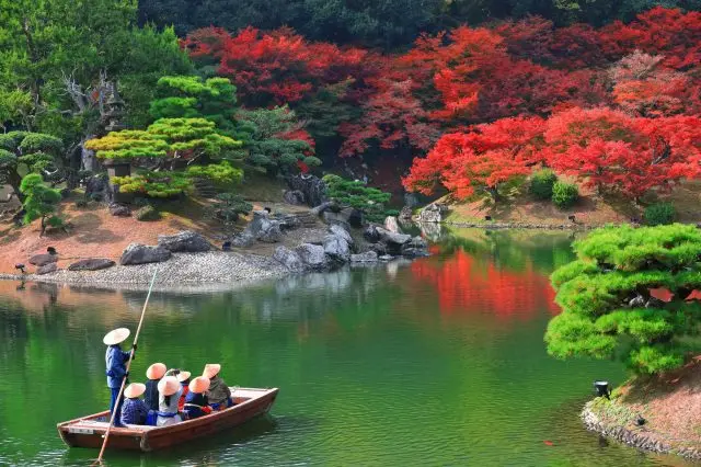 南湖周遊和船に乗って、水上から紅葉を眺めるのもお勧め