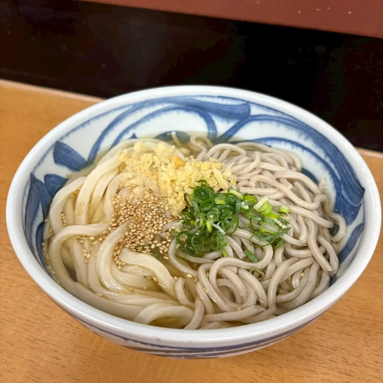 香川県庁裏手に佇む、創業60年の老舗セルフうどん店