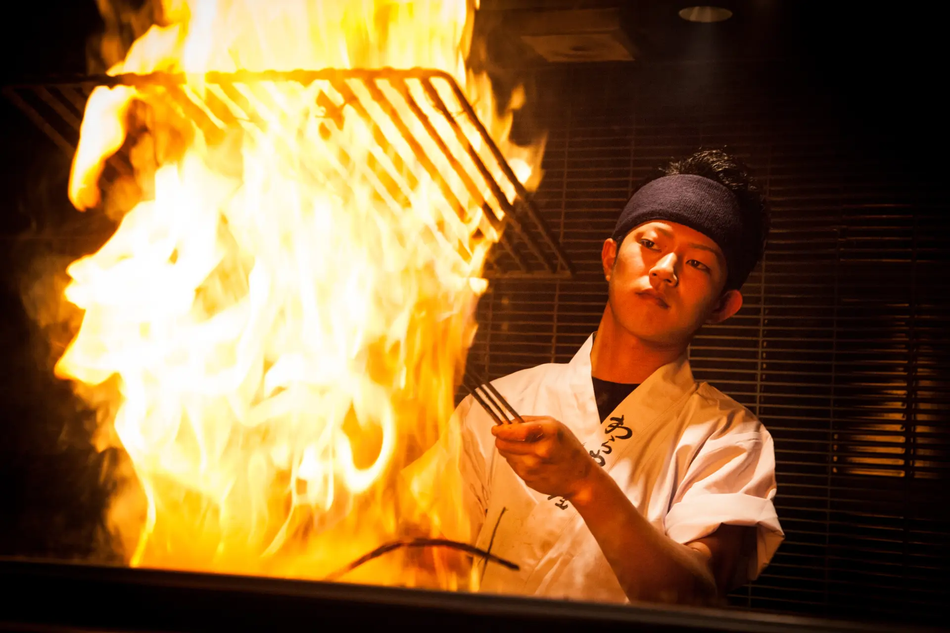 火柱を上げる調理法「藁焼き」を見ながら料理を楽しめる店